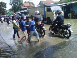 Jadi Korban Banjir, Taufik Hidayat Ngemis di Bojongsoang