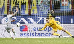 Germain Denis mencetak gol melalui titik putih. REUTERS/Alessandro Garofalo.