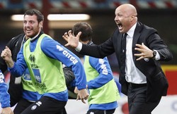 Pelatih Atalanta Stefano Colantuono (kanan) tampak histeris setelah dipastikan Atalanta memenangi duel ini. REUTERS/Alessandro Garofalo.