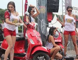 Byurr! 4 Wanita Seksi Ini Basah-basahan Cuci Motor