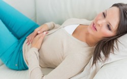 Agar Tetap Bugar Saat Haid, Makanlah Cokelat dan Bayam!