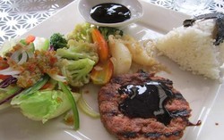 Di Sini Bisa Makan Siang Sehat, Beef Burger 385 Kalori!