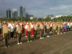 1, 2, 3.. Senam Pagi di Monas, Presiden SBY & Ibu Ani Bersemangat