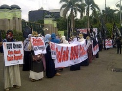 Massa HTI Demo Tolak RUU Ormas di Depan Gedung DPR