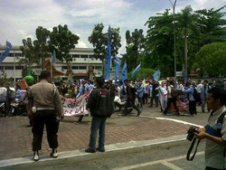 100-an Mahasiswa Demo Rumah Gubernur Rusli Zainal Soal Korupsi PON 