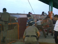  Pendemo di Stasiun Kalideres Dipukul Mundur, Kios Akhirnya Dibongkar