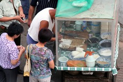 7 Tips Makan di Pinggir Jalan Ketika Traveling