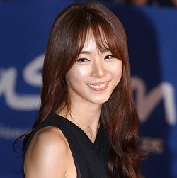 Foto Lee Yeon Hee Sedang Ditato Beredar