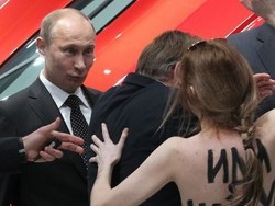 Putin Acungkan 2 Jempol ke 3 Wanita Topless di Pameran Mobil