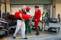 Cukur Bulu Kaki, Bos Virgin Siap Jadi Pramugari Seksi Air Asia!