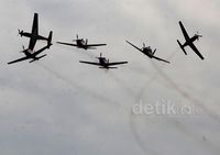 Atraksi Pesawat Meriahkan HUT ke-67 TNI AU