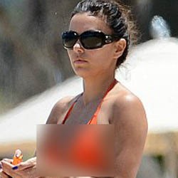 Berjemur, Payudara Eva Longoria Ngintip