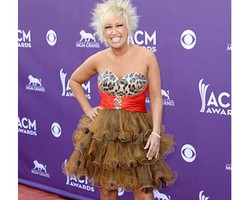 10 Busana Terburuk Seleb di Acara Penghargaan Musik Country Terbesar AS
