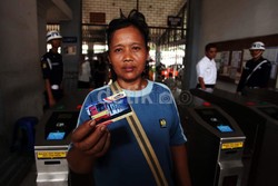 PT KAI Uji Coba Gerbang & Tiket Elektronik, Penumpang Takut Kartu Hilang