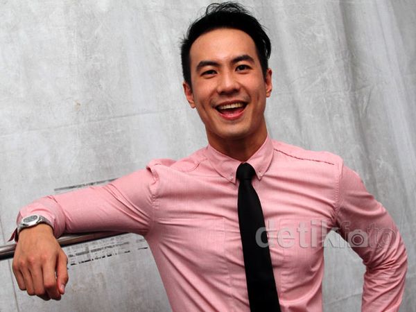 Gaya Kantoran ala Daniel Mananta