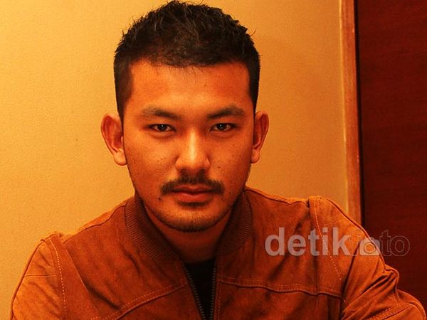 Pose Si Tampan Rio Dewanto