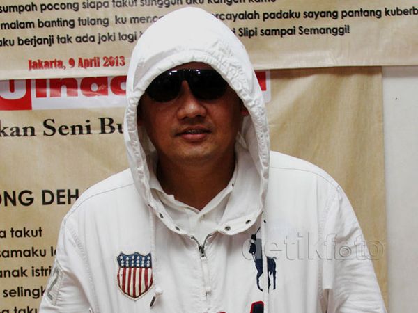 Apa yang Aneh dari Penampilan Farhat Abbas Ini?