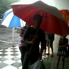 Hujan Datang, Ojek Payung Girang