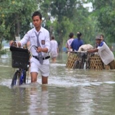 Meski Kebanjiran, Warga Bojonegoro Tetap Beraktivitas 
