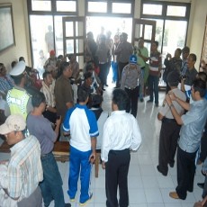 Warga Bayeman Tuntut Polisi Serius Tangani Kasus Kades Mesum