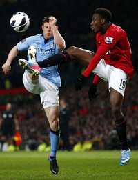 Danny Welbeck berebut bola dengan Gareth Barry. Reuters/Darren Staples.