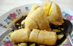 Berburu Pempek dan Es Kacang Merah di Tengah Keramaian Pasar