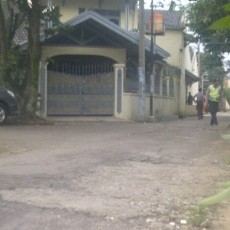 KPK Bawa Empat Dus dan Satu Koper Dokumen dari Rumah Toto