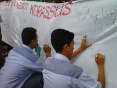 Anak Kolong Bergerak Galang 11 Ribu Tanda Tangan di Depan Markas Kopassus