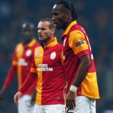 Bikin Gol Lagi, Drogba dan Sneijder Selesai di Babak 8 Besar