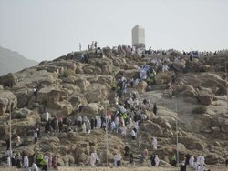 Ya Ampun, Banyak Coretan Nama Indonesia di Jabal Rahmah