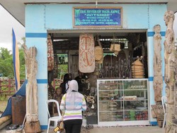 Suvenir Raja Ampat, dari Topeng Raksasa Hingga Kalung Tengkorak