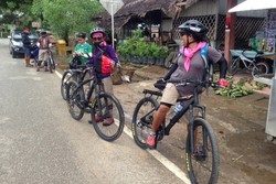  5 Srikandi Siap Gowes Santai ke Simpang Tanjung