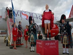 Bos Virgin Angkat Rok & Pamer Celana Dalam di Skotlandia