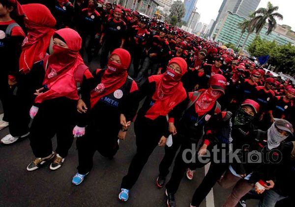 Ribuan Buruh Longmarch ke Kemenko Kesra