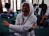 Terapi Stres, Ratusan Siswa Menangis