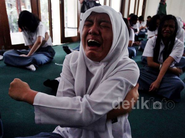 Terapi Stres, Ratusan Siswa Menangis