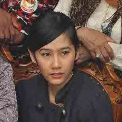 Hadir Sebagai Saksi di Sidang Eza, Ardina Rasti Ditemani Ibunda 