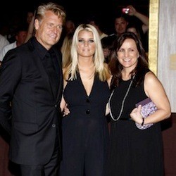 Suami Selingkuh dengan Model Cowok, Ibunda Jessica Simpson Ingin Bunuh Diri