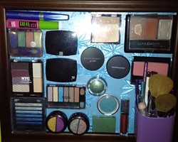 Cara Unik Merapikan Make-up: Taruh di Papan Magnet