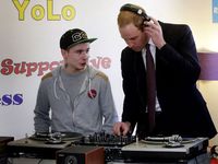 Saat Pangeran William Nge-DJ
