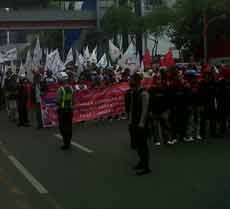 Demo Buruh FSPMI Sempat Blokir Jalan Basra, Lalin Macet