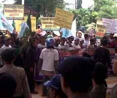 Ratusan Warga Demo DPRD Tuntut Pembongkaran Pipa Milik PGN