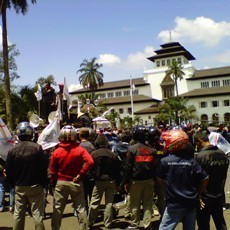 Minta Rekomendasi Gubernur, Pekerja Metal Demo di Gedung Sate