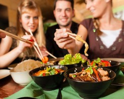 5 Kesalahan Saat Makan Malam yang Buat Badan Tambah Gemuk