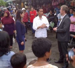 Jokowi Blusukan Bareng Jurnalis Time 