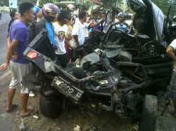 Ajaib! Orang-orang Ini Selamat dari Kecelakaan Maut di Jalan