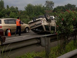  3 Kendaraan Tabrakan Beruntun di Tol Jagorawi, Nissan Terrano Terbalik
