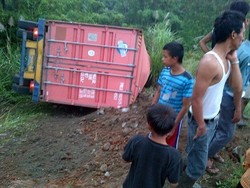 Truk Trailer Seruduk 2 Pekerja Jalan, Serena & Avanza di Tol Purbaleunyi