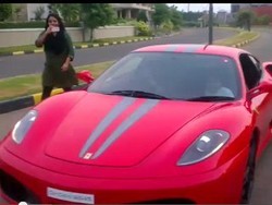 Edan, Kecil-kecil Nyetir Ferrari!