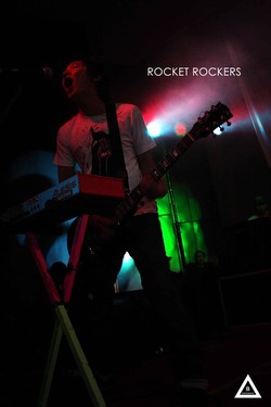 Gitaris Rocket Rockers